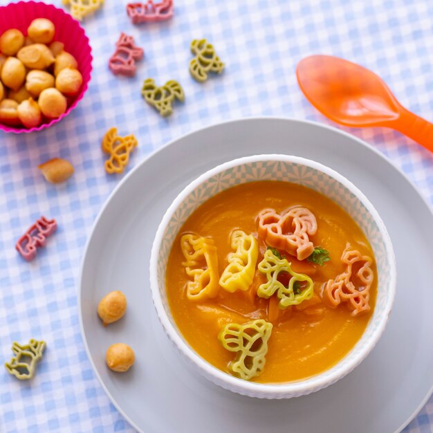 Sopa de zanahoria, pasta de animales, comida sana para niños