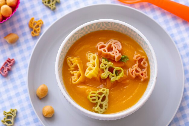 Sopa de zanahoria, pasta de animales, comida sana para niños