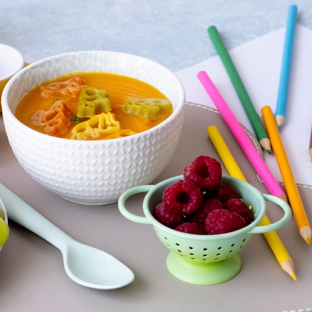 Sopa de zanahoria, pasta de animales, comida sana para niños