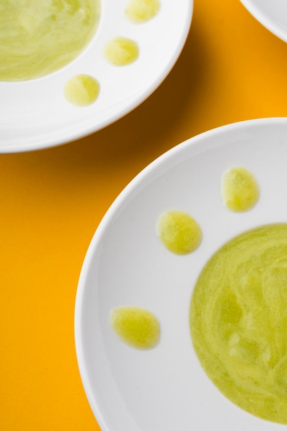 Foto gratuita sopas de crema verde de alto ángulo