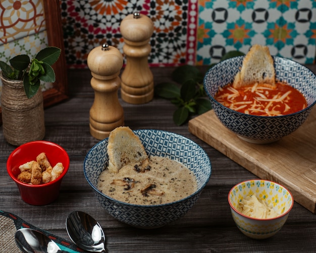 Sopas de tomate y champiñones con galleta de pan y hierbas