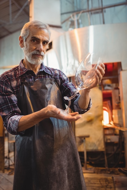 Soplador de vidrio con cristalería