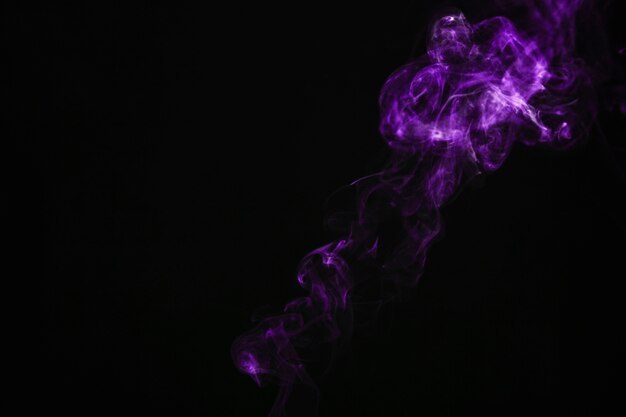 Soplo de humo púrpura
