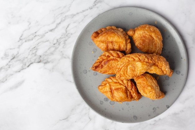 Soplos de pollo al curry rellenos sobre la mesa.