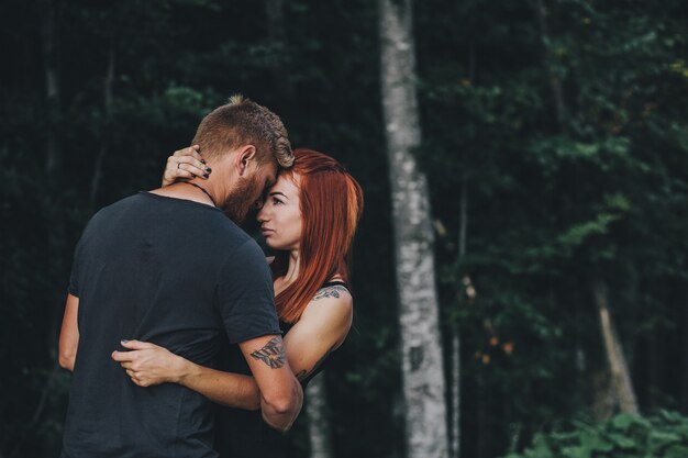 soportar el hombre abrazo del árbol junto