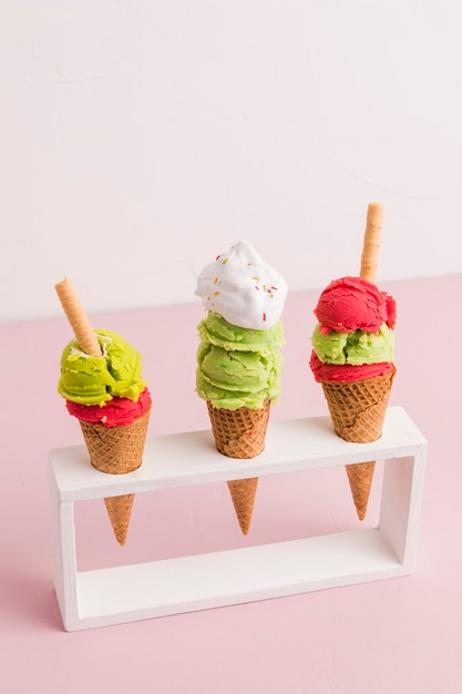 Soporte blanco con coloridos conos de helado.