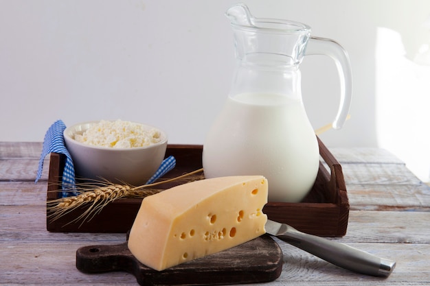 Soporte de leche y productos lácteos en una bandeja de madera marrón en un estilo rústico