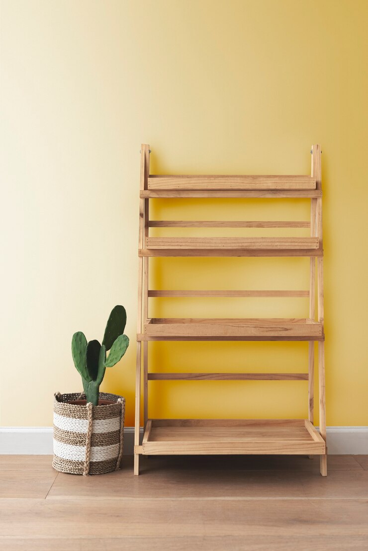 Foto gratuito soporte de madera para plantas con cactus en el lateral.