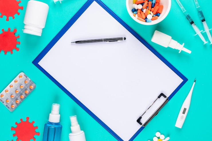 Foto gratuito soporte de papel de vista superior con pluma, bacterias, aerosoles de termómetro y pastillas sobre fondo azul cian. horizontal