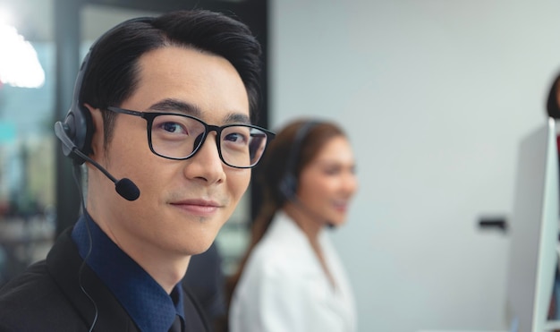 Foto gratuita soporte de servicio al cliente del equipo de agentes del centro de llamadas usando auriculares o auriculares hablando con el cliente