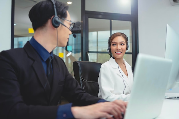 soporte de servicio al cliente del equipo de agentes del centro de llamadas usando auriculares o auriculares hablando con el cliente