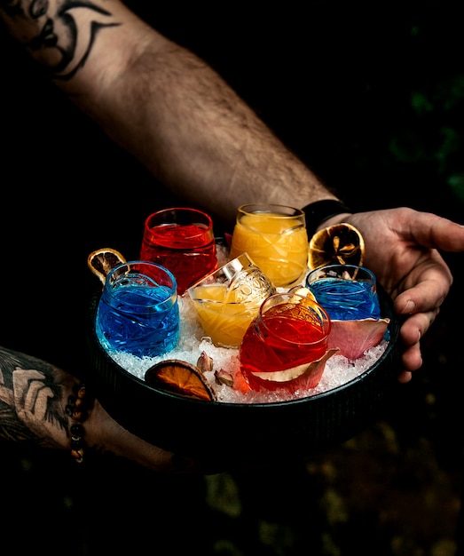 Foto gratuita sorbetes multicolores en un cubo de hielo