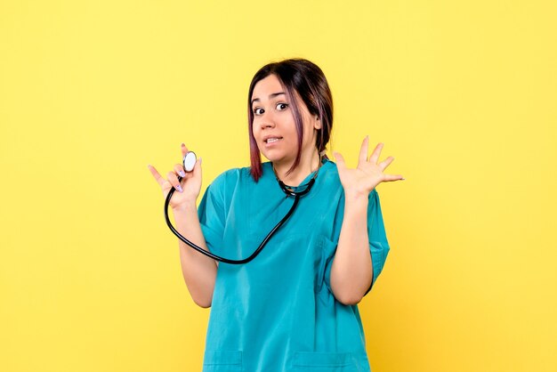 Se sorprende la vista lateral del médico con fonendoscopio