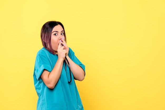 Se sorprende la vista lateral del médico con fonendoscopio