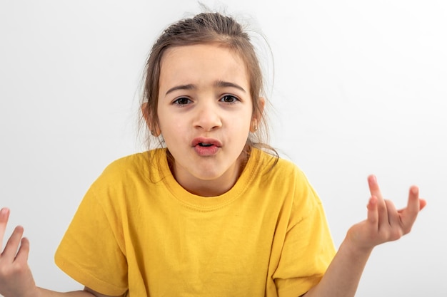 Sorprendida niña arroja sus manos aisladas en un blanco