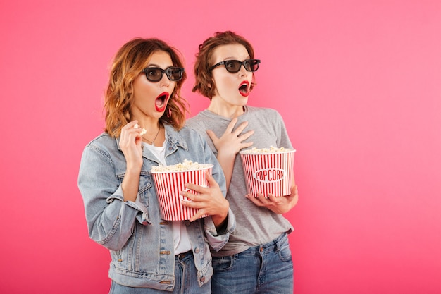 Sorprendidas amigas comiendo palomitas ver película