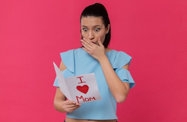 Sorprendido bastante joven leyendo la carta de su hijo