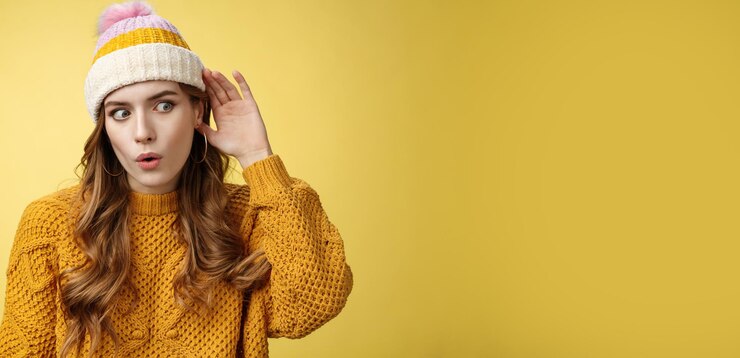 Foto gratuito sorprendido conmocionado atractivo curioso joven escuchando a escondidas conversación interesante doblar los labios wow s