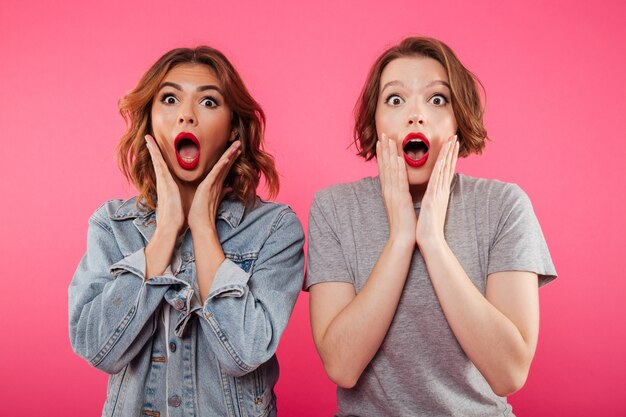 Sorprendido emocionado dos amigas