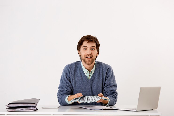Foto gratuito sorprendido y feliz, joven empresario emocionado, obtuvo sus primeros ingresos de negocios, manteniendo efectivo, contando dinero y sonriendo
