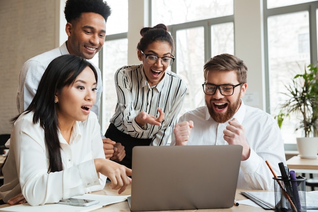 Sorprendido gritando jóvenes colegas de negocios