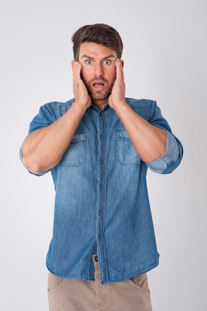 sorprendido, hombre, llevando, un, camisa vaquera