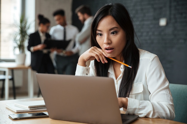 Sorprendido joven empresaria asiática