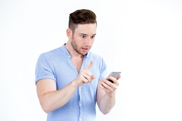 Sorprendido, joven, hombre, establecimiento de una red, smartphone