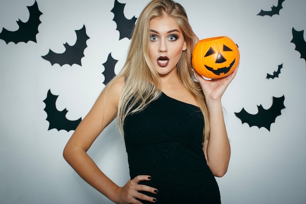 Sorprendido mujer con calabaza