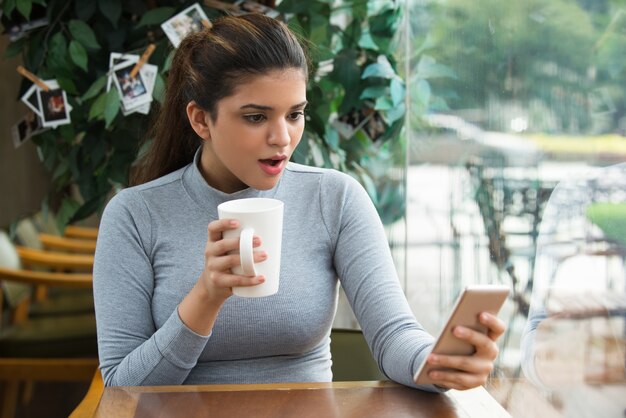 Sorprendido, niña, bebida, café, surfing, red