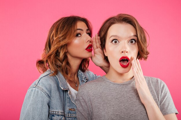 Sorprendió a dos amigas cotilleando.