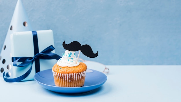 Foto gratuita sorpresa para cupcakes del día del padre y espacio de copia