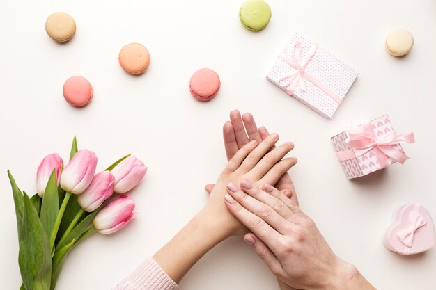 Foto gratuita sorpresa del dia de las madres con flores y dulces