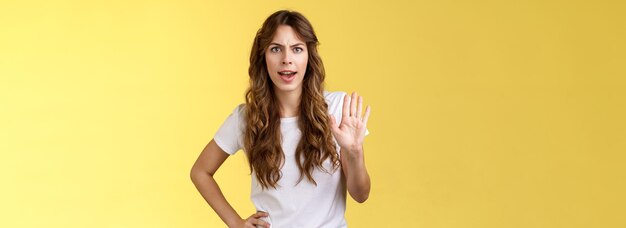 Foto gratuita sosténgalo, deténgase, niña, sintiéndose intenso, serio, haciendo muecas, exija, finalice una conversación desagradable, levante la palma de la mano.