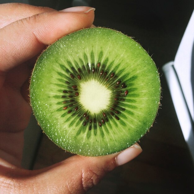 Sosteniendo un kiwi