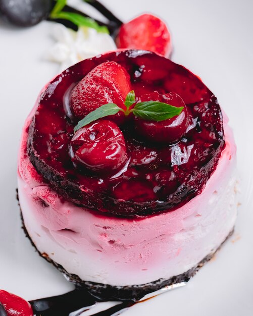 Souffle de postre de vista frontal con decoración de gelatina de fresa con glaseado de chocolate y fresas