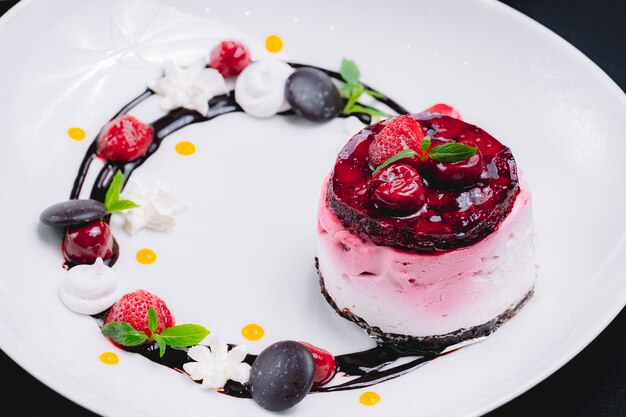 Souffle de postre de vista frontal con decoración de gelatina de fresa con glaseado de chocolate y fresas