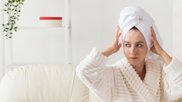 Spa en casa mujer en bata de baño mirando lejos