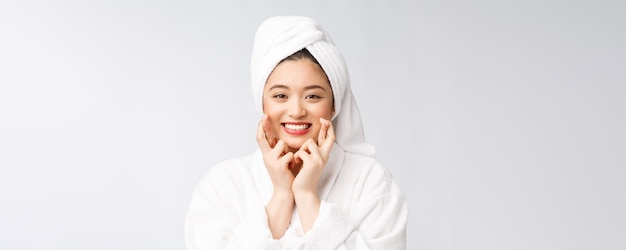 Spa cuidado de la belleza belleza mujer asiática secar el cabello con una toalla en la cabeza después del tratamiento de ducha Hermosa joven multirracial tocando la piel suave