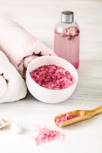 Spa con rosas rosadas y aceite aromático, estilo vintage