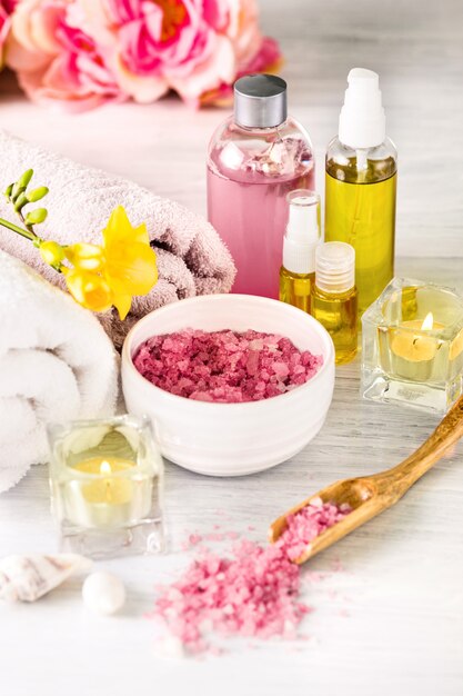 Spa con rosas rosadas y aceite aromático, estilo vintage