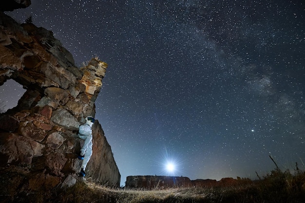 Foto gratuita spaceman disfrutando de una hermosa vista del cielo estrellado