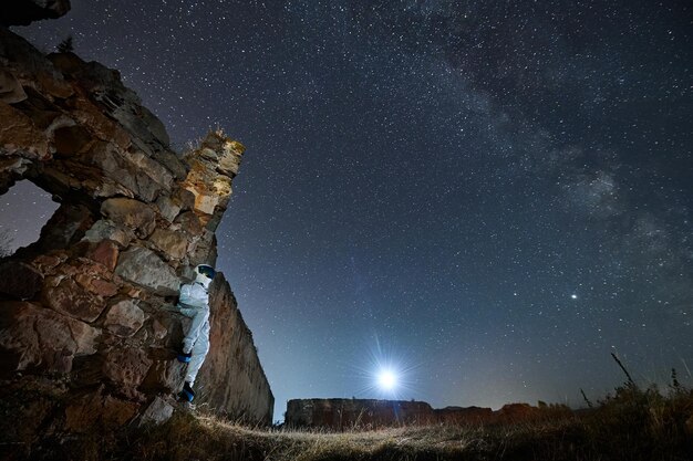 Spaceman disfrutando de una hermosa vista del cielo estrellado