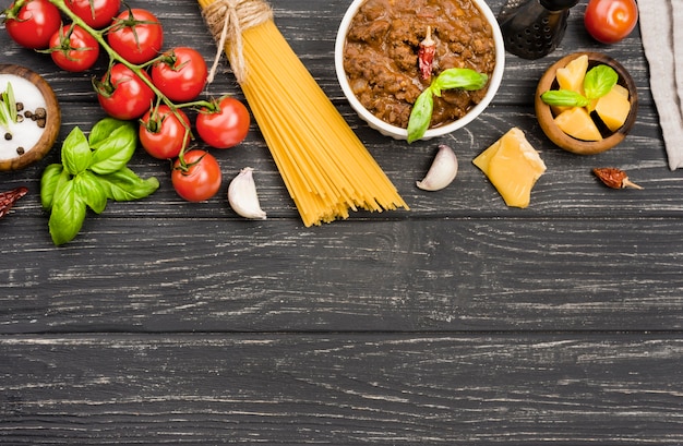 Spaghetii ingredientes boloñesa en mesa