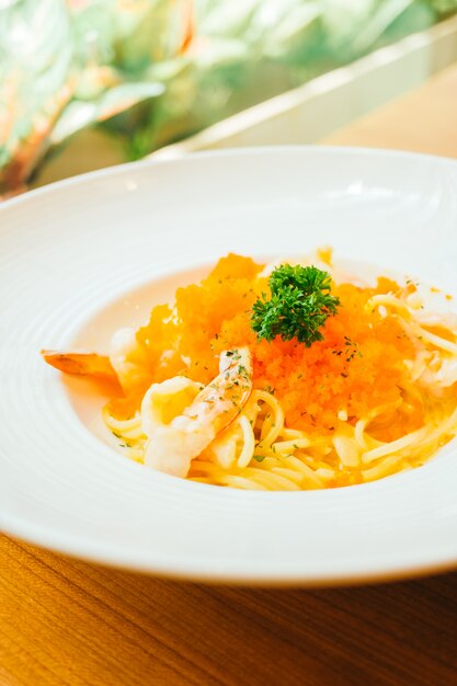 Spaghetti carbonara con gambas o camarones