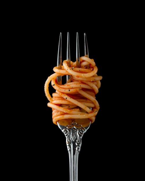 Spaghetti enrollado en un tenedor, primer plano