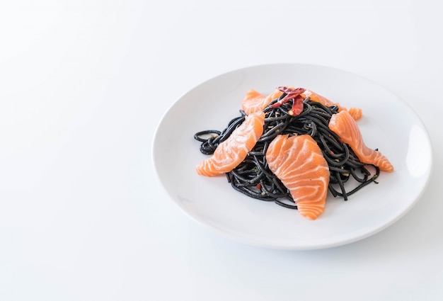Spaghetti negro picante con salmón