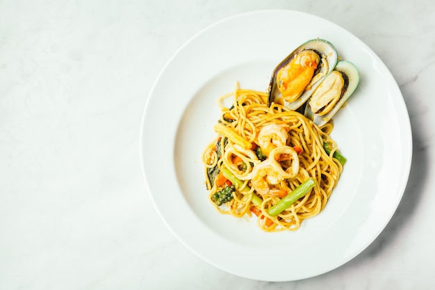 Spaghetti y pasta de pescado picante