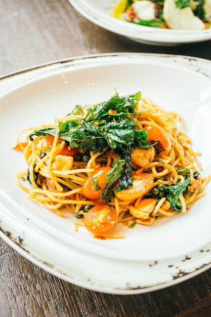 Spaghetti y pasta picantes con salmón