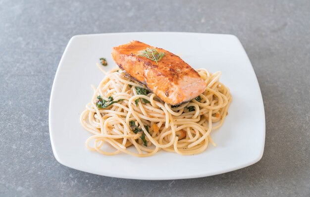 Spaghetti picante salteado con salmón